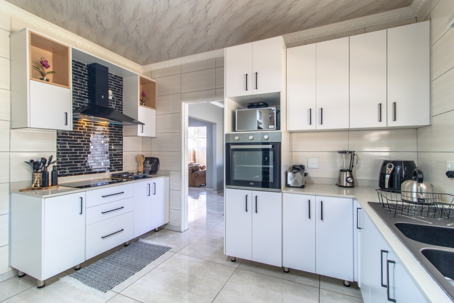 5 Bedroom Property for Sale in Glenanda Gauteng