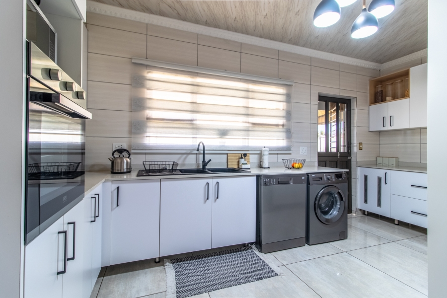 5 Bedroom Property for Sale in Glenanda Gauteng