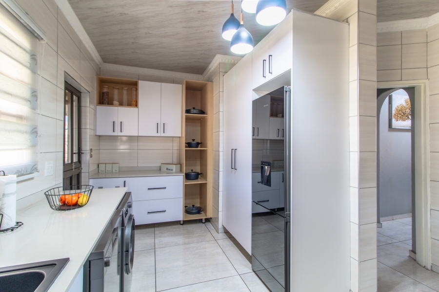 5 Bedroom Property for Sale in Glenanda Gauteng