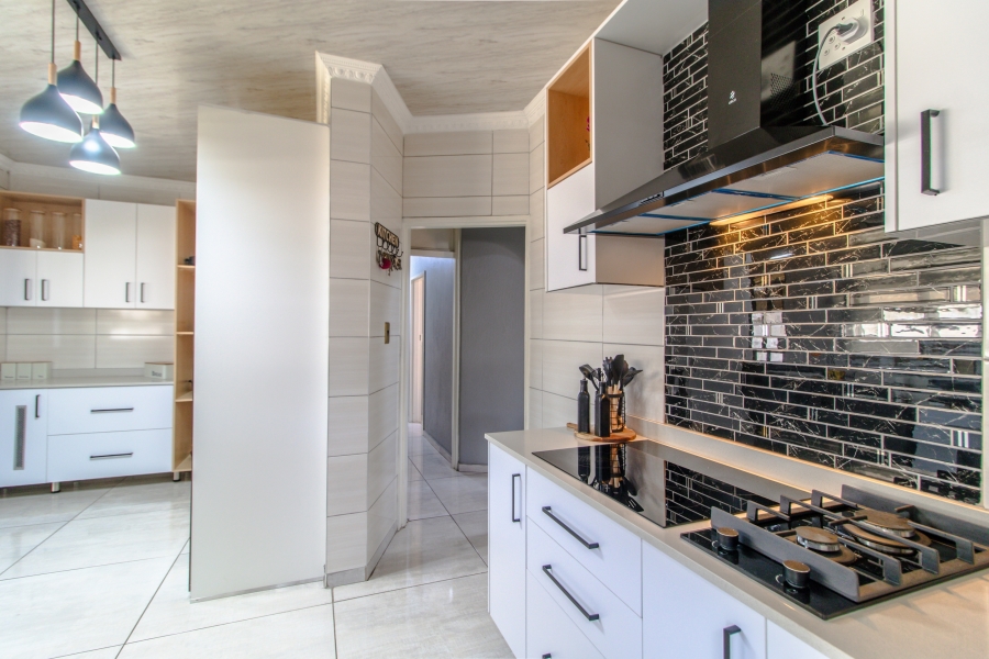 5 Bedroom Property for Sale in Glenanda Gauteng