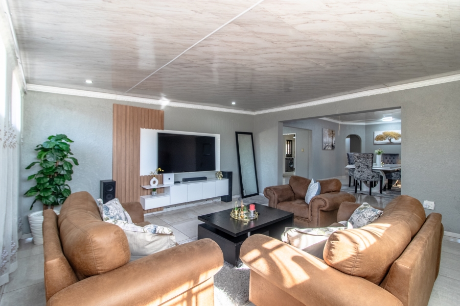 5 Bedroom Property for Sale in Glenanda Gauteng