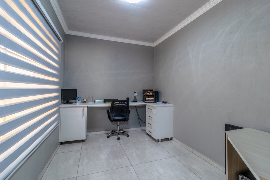 5 Bedroom Property for Sale in Glenanda Gauteng
