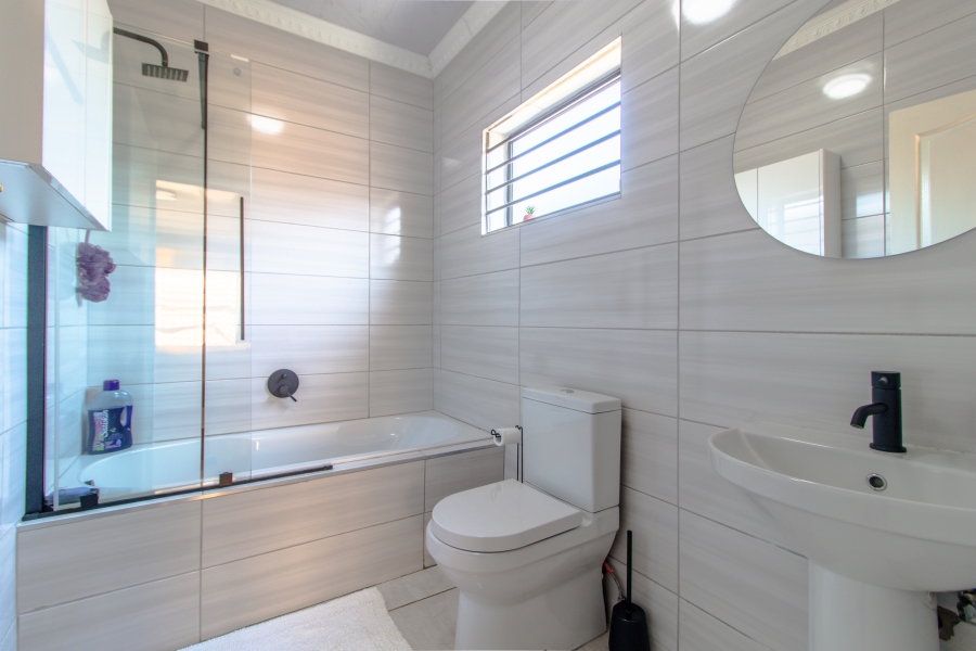 5 Bedroom Property for Sale in Glenanda Gauteng