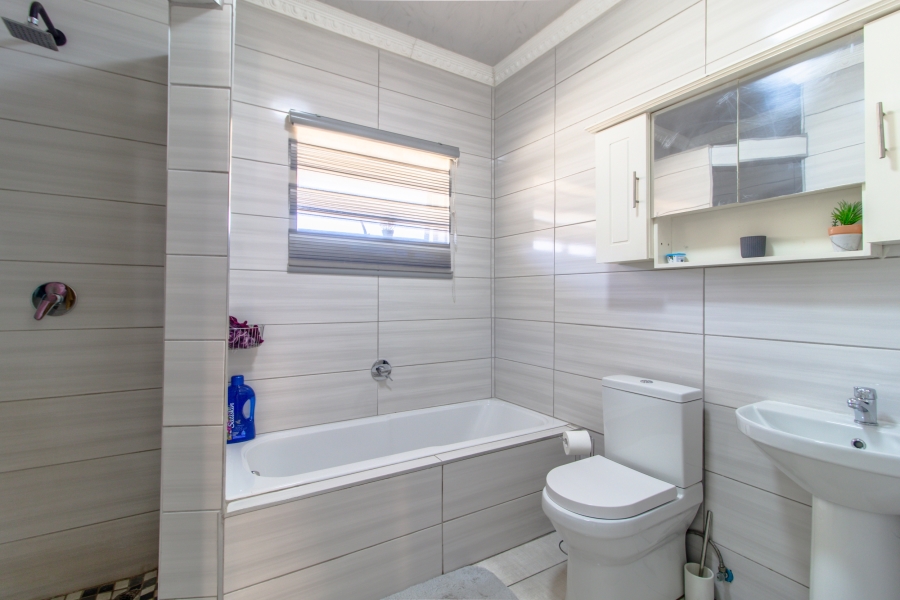 5 Bedroom Property for Sale in Glenanda Gauteng