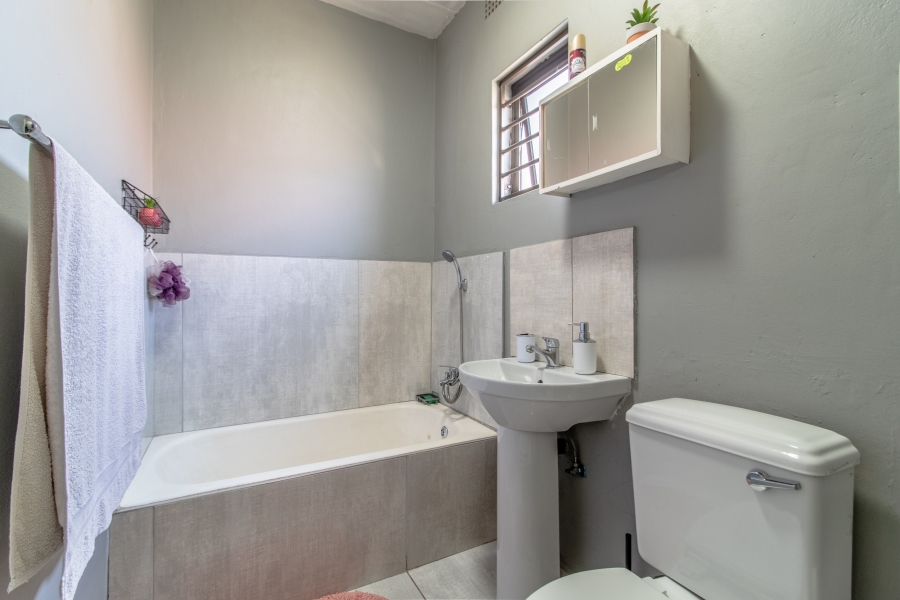 5 Bedroom Property for Sale in Glenanda Gauteng