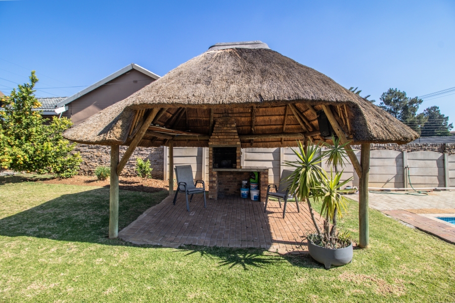 5 Bedroom Property for Sale in Glenanda Gauteng