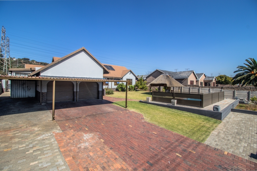5 Bedroom Property for Sale in Glenanda Gauteng