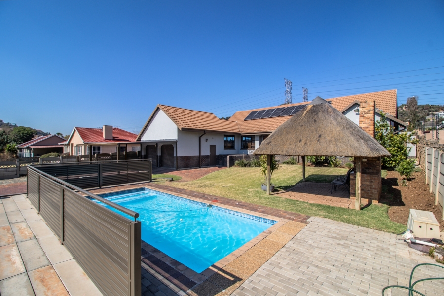 5 Bedroom Property for Sale in Glenanda Gauteng