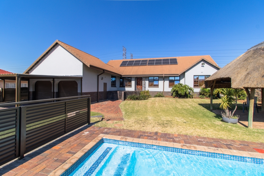 5 Bedroom Property for Sale in Glenanda Gauteng