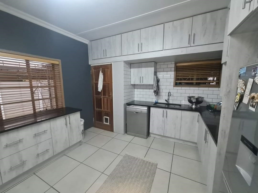 To Let 3 Bedroom Property for Rent in Moregloed Gauteng