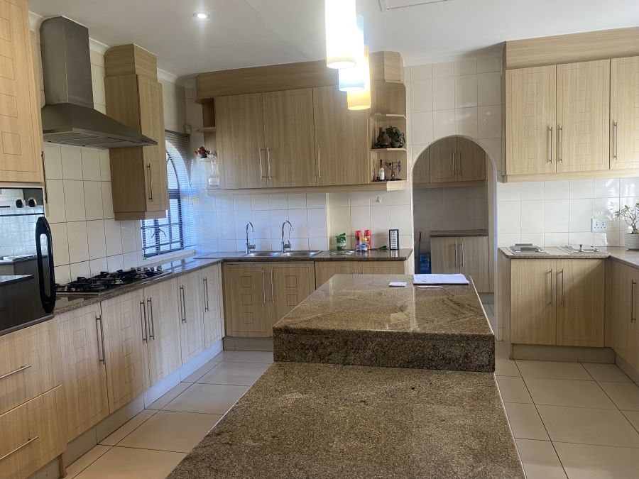 5 Bedroom Property for Sale in Mondeor Gauteng