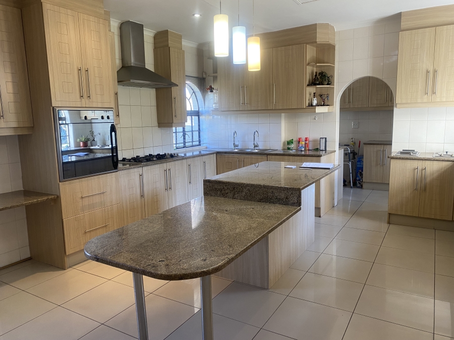 5 Bedroom Property for Sale in Mondeor Gauteng