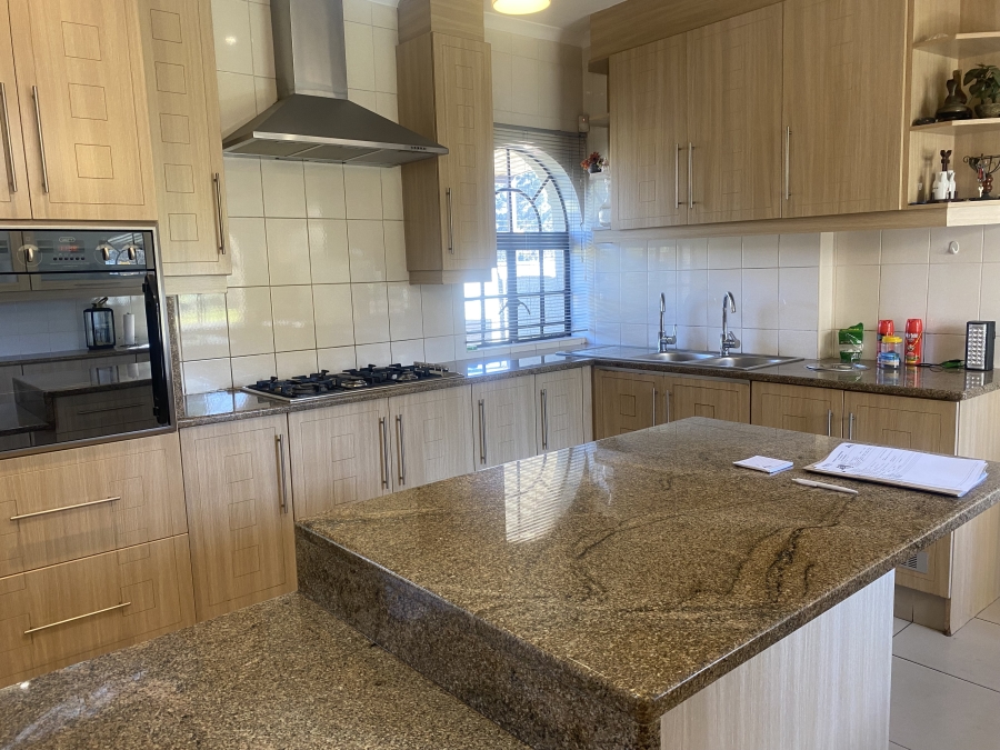 5 Bedroom Property for Sale in Mondeor Gauteng