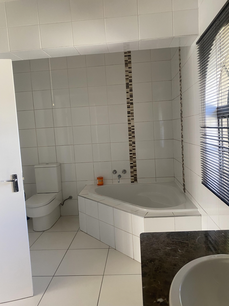 5 Bedroom Property for Sale in Mondeor Gauteng