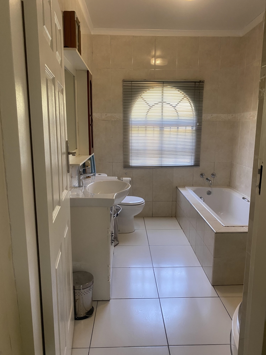 5 Bedroom Property for Sale in Mondeor Gauteng