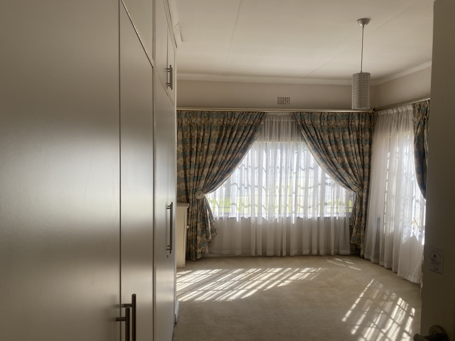 5 Bedroom Property for Sale in Mondeor Gauteng