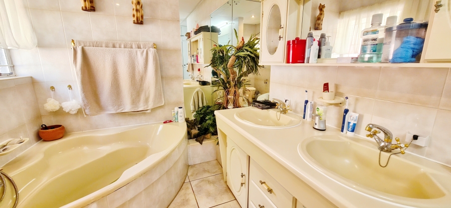 4 Bedroom Property for Sale in Magalieskruin Gauteng