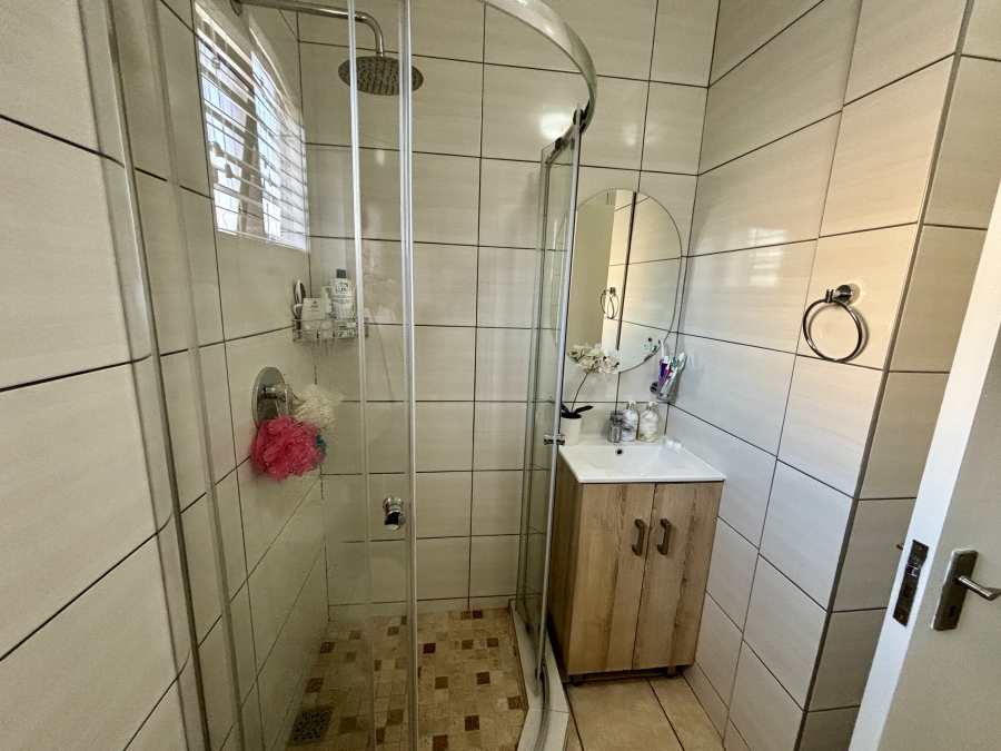 To Let 2 Bedroom Property for Rent in Barbeque Downs Gauteng