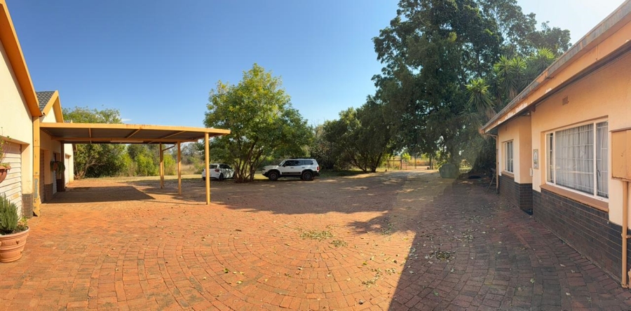 5 Bedroom Property for Sale in Kameeldrift East Gauteng