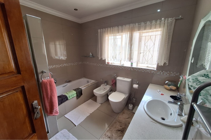 4 Bedroom Property for Sale in South Crest Gauteng