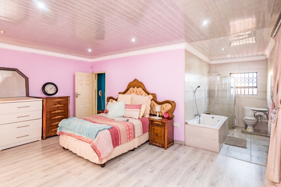 4 Bedroom Property for Sale in Protea North Gauteng