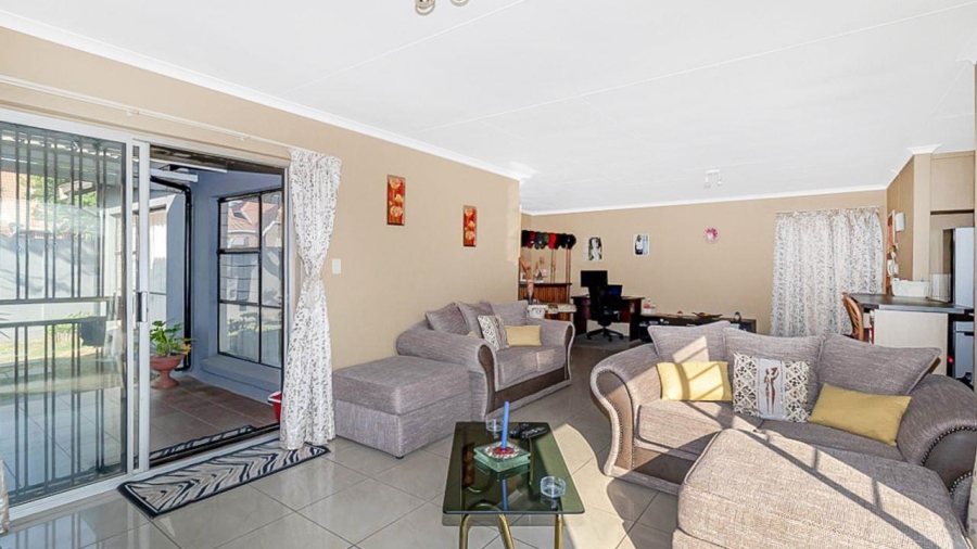 2 Bedroom Property for Sale in Florida Lake Gauteng