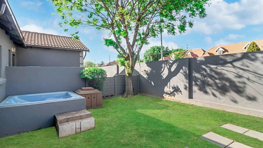 2 Bedroom Property for Sale in Florida Lake Gauteng