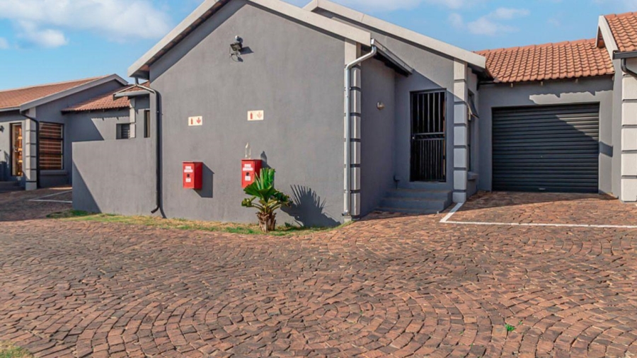 2 Bedroom Property for Sale in Florida Lake Gauteng