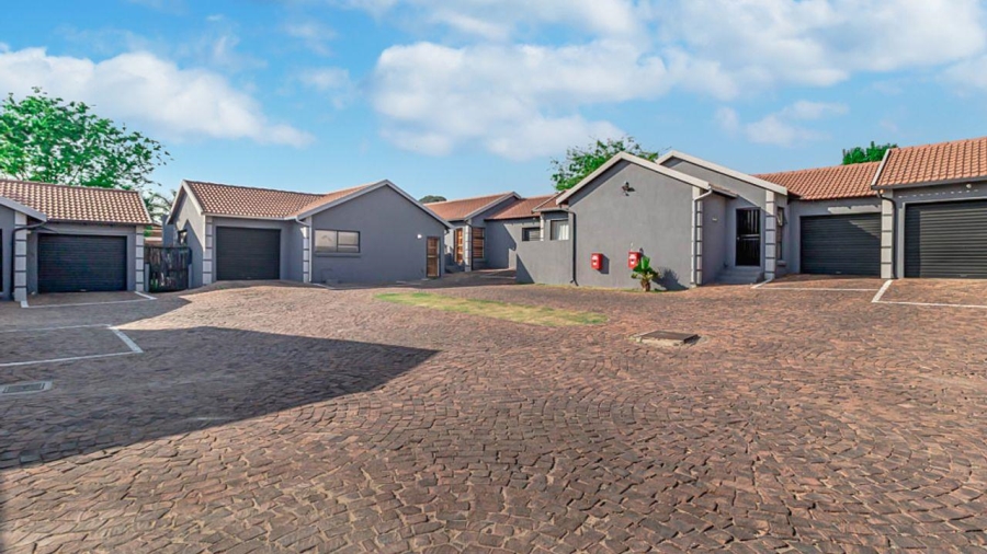 2 Bedroom Property for Sale in Florida Lake Gauteng