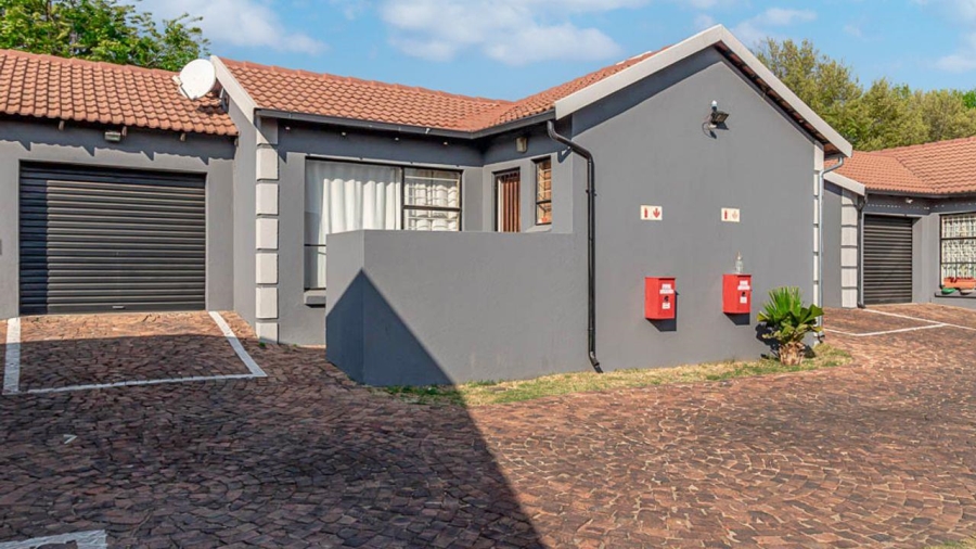 2 Bedroom Property for Sale in Florida Lake Gauteng
