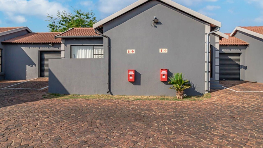 2 Bedroom Property for Sale in Florida Lake Gauteng