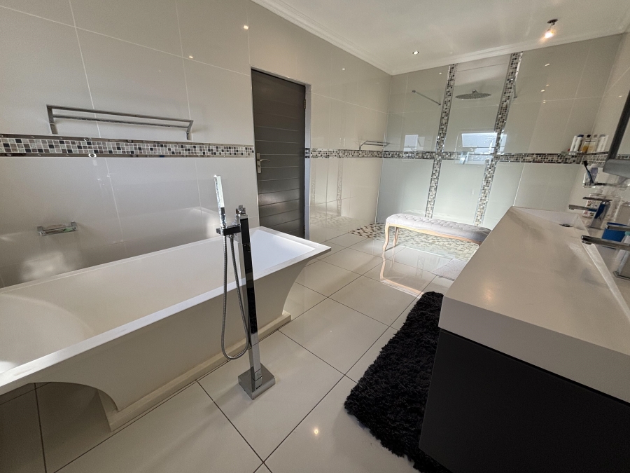 4 Bedroom Property for Sale in Carlswald North Estate Gauteng