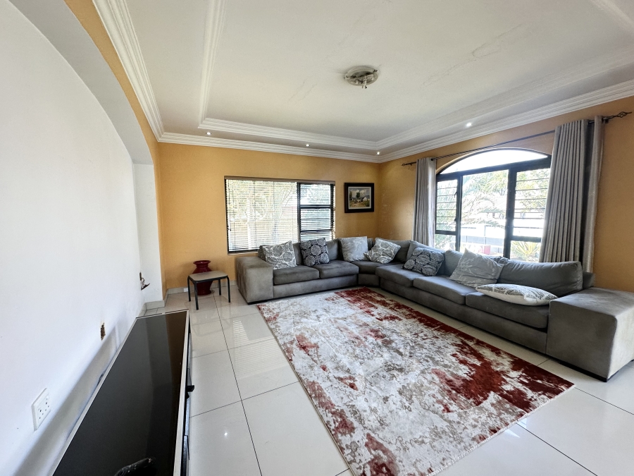 5 Bedroom Property for Sale in Thatchfield Estate Gauteng