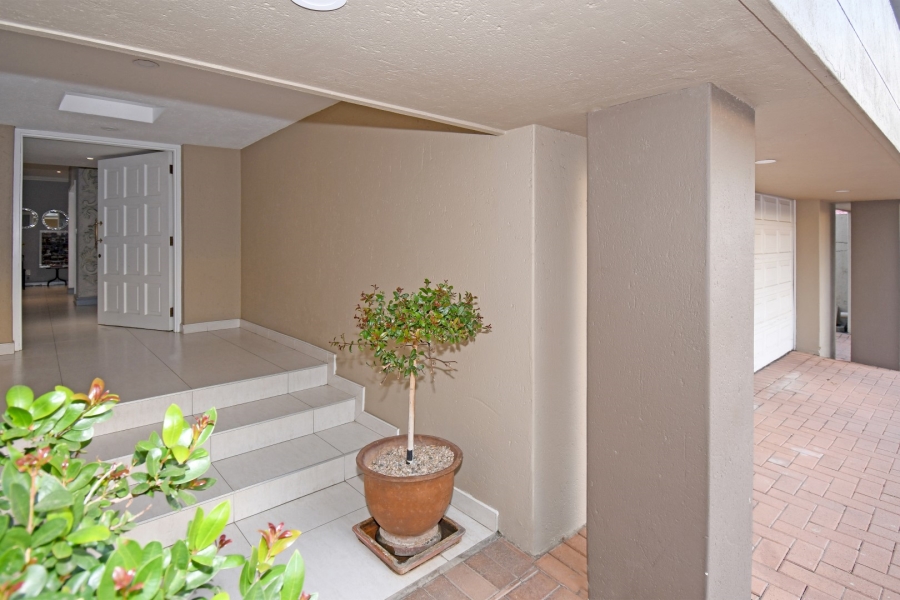4 Bedroom Property for Sale in Benmore Gardens Gauteng