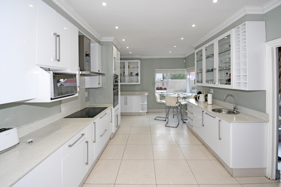 4 Bedroom Property for Sale in Benmore Gardens Gauteng