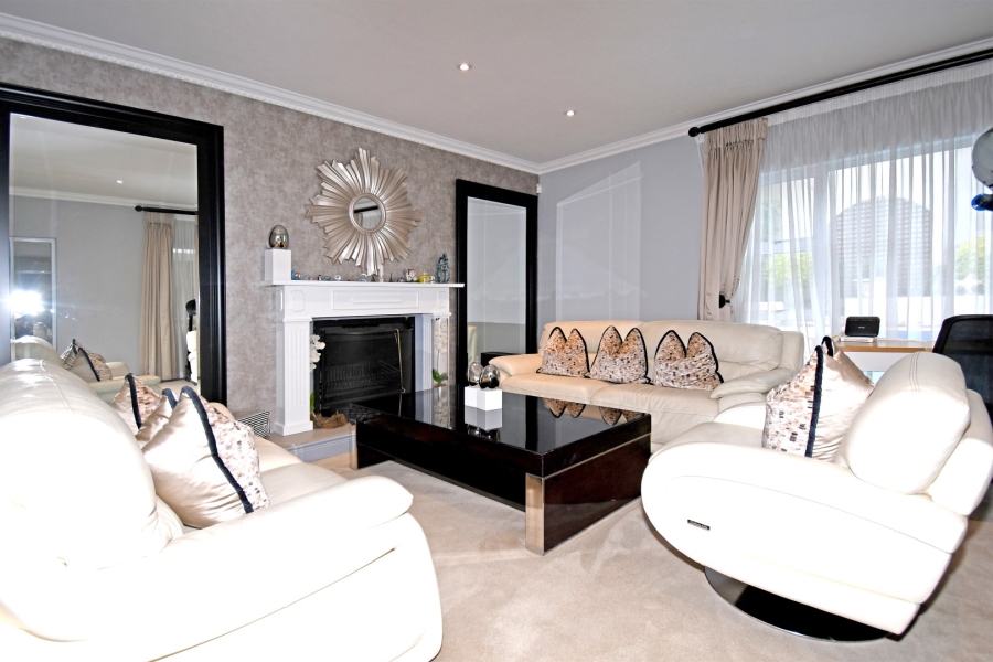 4 Bedroom Property for Sale in Benmore Gardens Gauteng