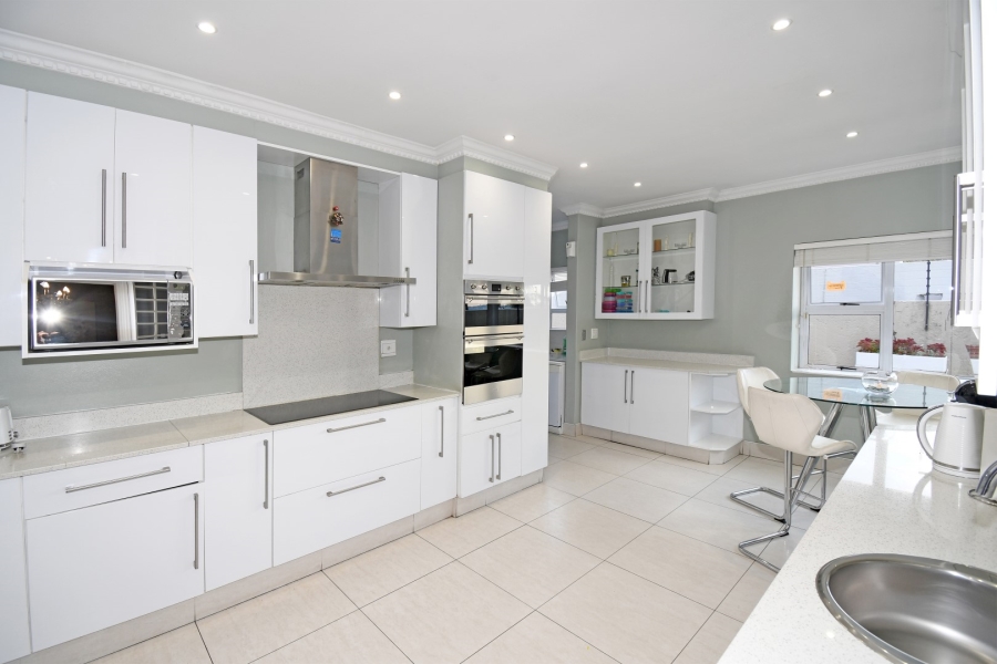4 Bedroom Property for Sale in Benmore Gardens Gauteng