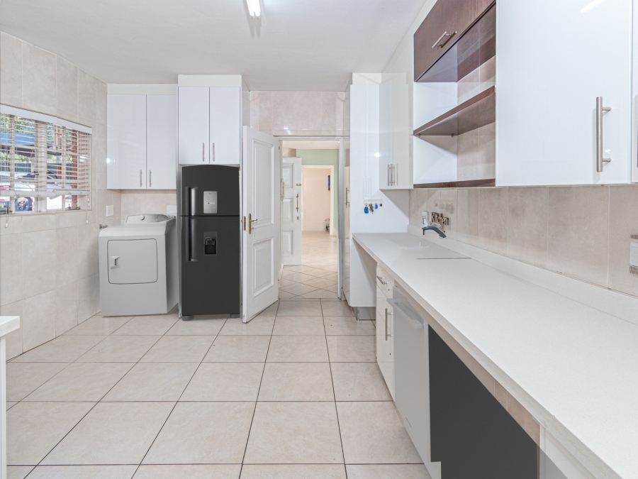 8 Bedroom Property for Sale in Fourways Gardens Gauteng