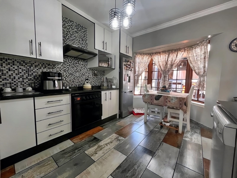 4 Bedroom Property for Sale in Lakefield Gauteng