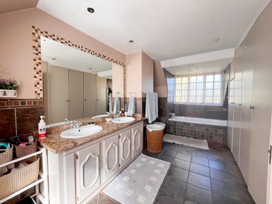 4 Bedroom Property for Sale in Lakefield Gauteng