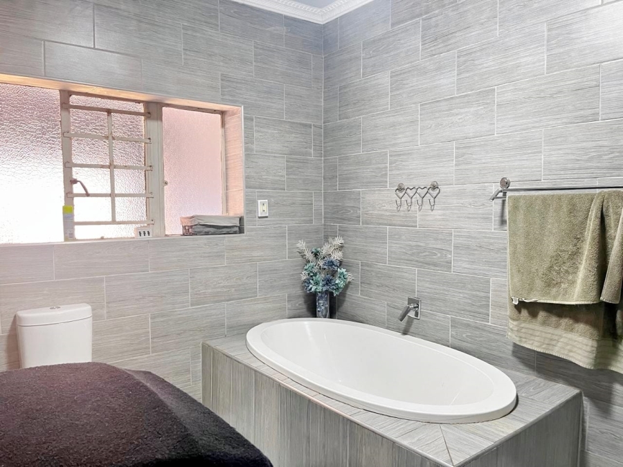 5 Bedroom Property for Sale in Brakpan Central Gauteng