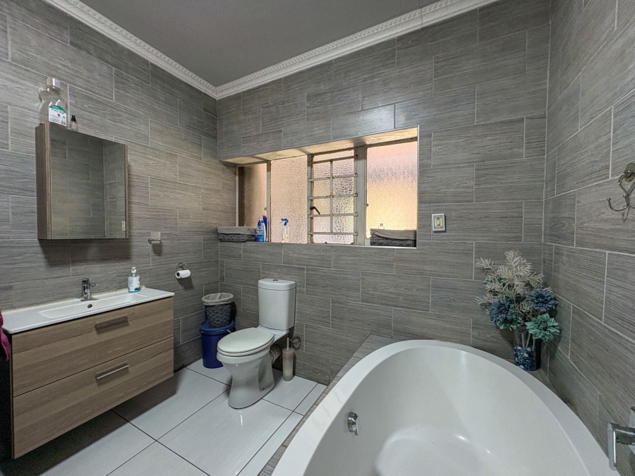 5 Bedroom Property for Sale in Brakpan Central Gauteng