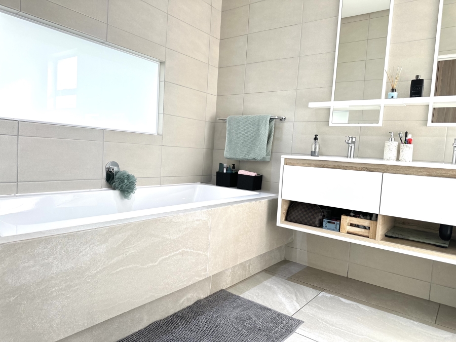 3 Bedroom Property for Sale in Crowthorne AH Gauteng