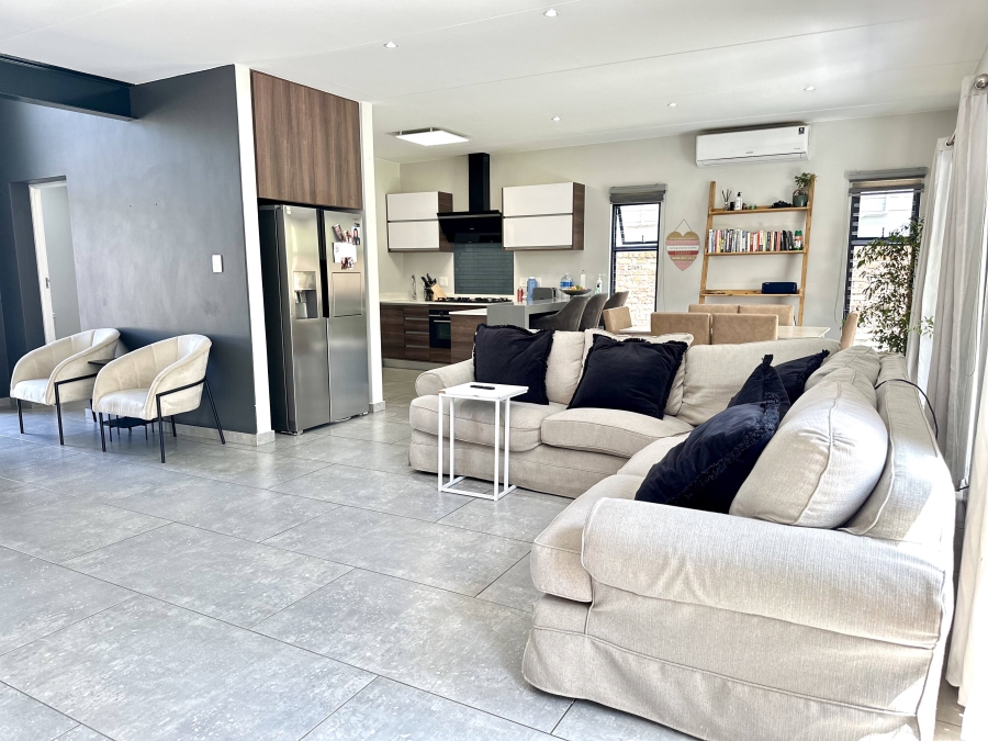 4 Bedroom Property for Sale in Crowthorne AH Gauteng