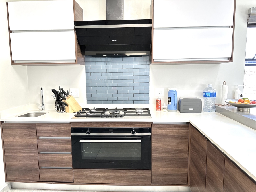 4 Bedroom Property for Sale in Crowthorne AH Gauteng