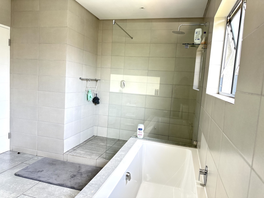 4 Bedroom Property for Sale in Crowthorne AH Gauteng
