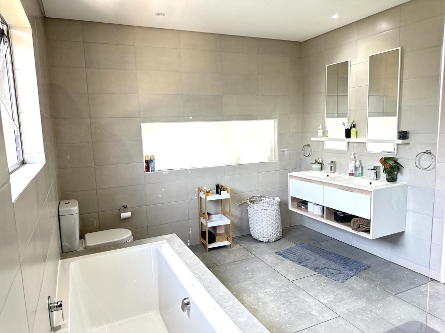 4 Bedroom Property for Sale in Crowthorne AH Gauteng