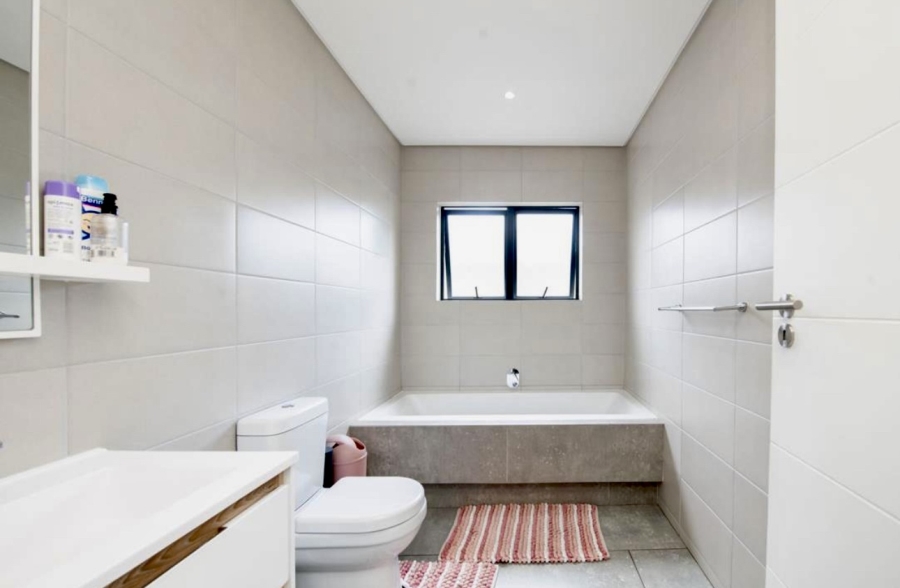 4 Bedroom Property for Sale in Crowthorne AH Gauteng