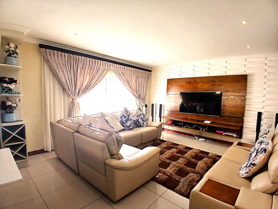 5 Bedroom Property for Sale in Blue Valley Golf Estate Gauteng