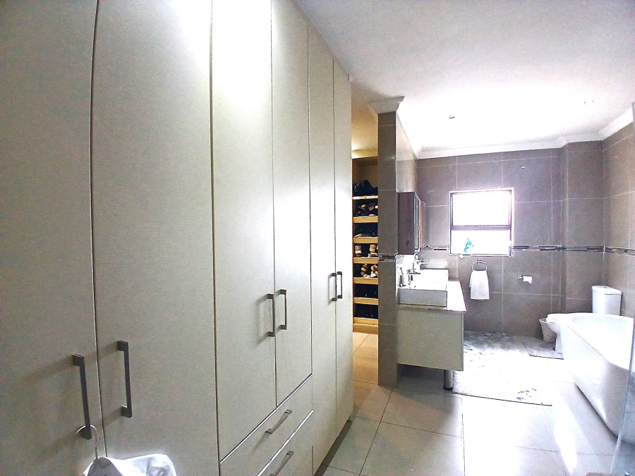 5 Bedroom Property for Sale in Blue Valley Golf Estate Gauteng